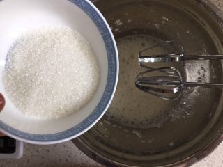 6、日式泡芙蛋糕卷,加入1/3的细砂糖，继续中速打发