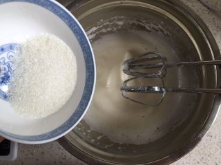 7、日式泡芙蛋糕卷,打发至蛋清泡沫细腻，再加入1/3的细砂糖继续打发，打发至蛋清有明显纹路时，倒入剩下的细砂糖，继续打发