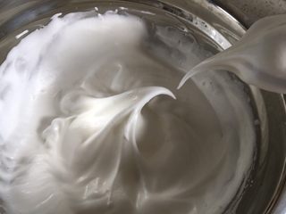 8、日式泡芙蛋糕卷,最后打发至提起打蛋头有弯弯尖尖的勾即可