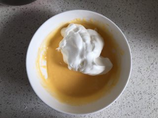 9、日式泡芙蛋糕卷,取1/3的蛋白霜到蛋黄糊中，刮刀Z字形上下翻拌均匀