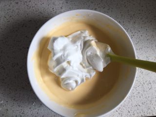 10、日式泡芙蛋糕卷,然后再加入1/3的蛋白霜，继续同样的手法翻拌均匀