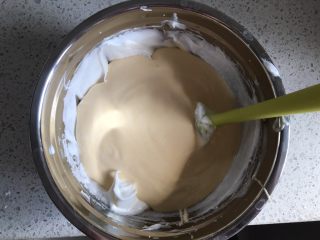 11、日式泡芙蛋糕卷,最后将翻拌均匀的蛋糕糊全部倒入剩下的蛋白霜中，翻拌均匀