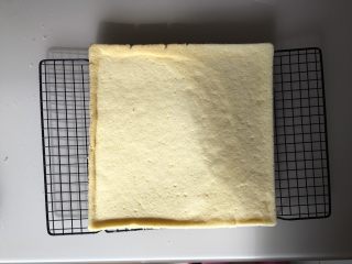 13、日式泡芙蛋糕卷,烤箱提前预热170度，上下火，烤25分钟左右，烤好后出炉放在网架上晾凉备用