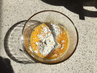 14、日式泡芙蛋糕卷,【克林姆馅制作】碗中放入打匀的蛋液，加入低筋面粉与玉米淀粉，用蛋抽混合均匀