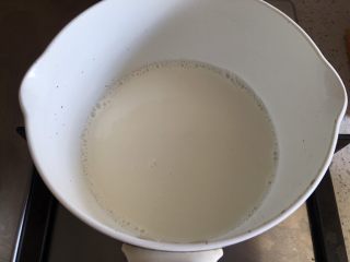 15、日式泡芙蛋糕卷,奶锅内倒入牛奶，加热到锅边有微微沸腾的气泡，关火