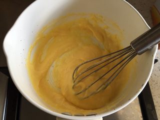 17、日式泡芙蛋糕卷,蛋奶液倒回奶锅中，小火加热，一边加热一边用打蛋器沿着一个方向搅拌，以免糊锅，直到蛋奶糊能划出明显纹路，并且很顺滑，关火