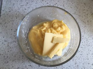 18、日式泡芙蛋糕卷,将熬好的克林姆酱趁热倒入碗中，加入黄油