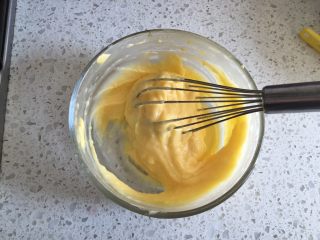 19、日式泡芙蛋糕卷,搅拌至顺滑，放冰箱冷藏备用