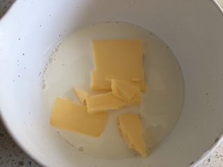 20、日式泡芙蛋糕卷,【泡芙体制作】奶锅中放入牛奶和黄油，加热至黄油融化，液体沸腾，关火