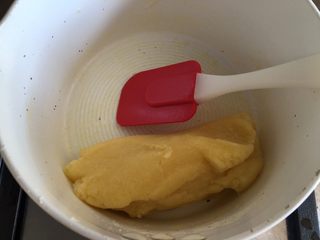 22、日式泡芙蛋糕卷,开小火，用刮刀搅拌成团，而且这个时候锅底有一层薄薄的面糊膜