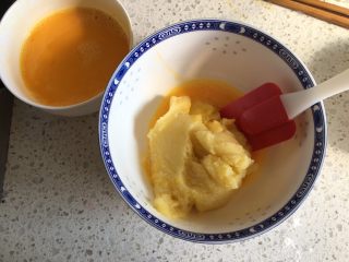 23、日式泡芙蛋糕卷,面团倒入碗中，分次加入打散的全蛋液，一边加入一边搅拌