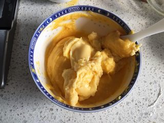 24、日式泡芙蛋糕卷,搅拌至黏稠，状态是比做泡芙的状态还要浓稠一点