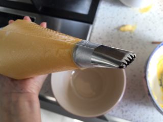 25、日式泡芙蛋糕卷,取出冷藏的克林姆馅，倒入泡芙面糊中，搅拌至完全均匀