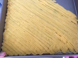 26、日式泡芙蛋糕卷,用扁嘴的裱花嘴套在裱花袋内，把泡芙面糊刮入裱花袋中