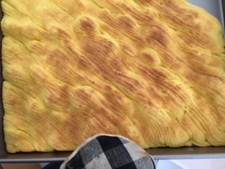 27、日式泡芙蛋糕卷,烤箱预热180度，上下火，烤18分钟左右，泡芙皮上色即可