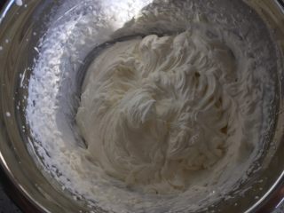 28、日式泡芙蛋糕卷,【炼乳酱制作】软化的黄油加入炼乳搅拌至顺滑，【奶油馅制作】淡奶油加入细砂糖，打发至可以裱花的状态