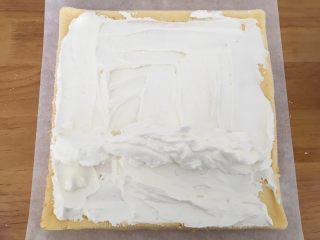 29、日式泡芙蛋糕卷,【卷蛋糕卷】蛋糕上抹上一层奶油，1/3处堆上奶油，顺势卷起