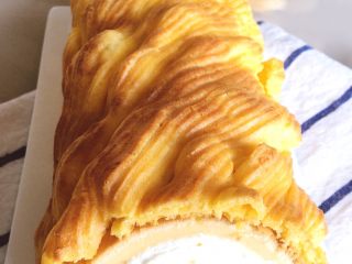 31、日式泡芙蛋糕卷,然后在泡芙皮的内侧抹上均匀抹上炼乳酱，再把蛋糕卷卷进去泡芙皮里