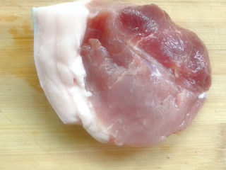 1、豌豆炒肉,准备好猪肉，去皮后将瘦肉、肥肉分别切成丁。