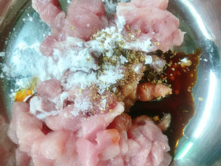 2、豌豆炒肉,放入黄酒、淀粉、酱油、花椒粉。