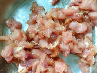 3、豌豆炒肉,拌匀腌制入味。