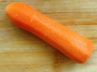 4、豌豆炒肉,准备好胡萝卜。