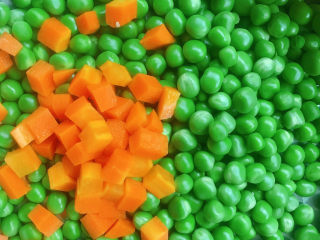 5、豌豆炒肉,青豌豆剥壳后，冲洗干净，胡萝卜切成丁。