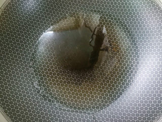 6、豌豆炒肉,锅烧热后放油。