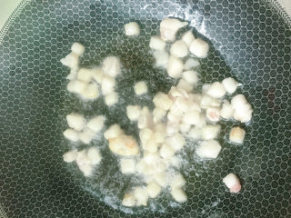 7、豌豆炒肉,放入肥肉。