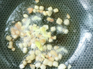 8、豌豆炒肉,放入生姜碎一起炸出油