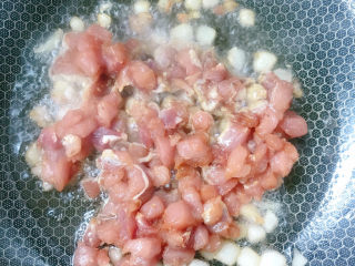 9、豌豆炒肉,出油后倒入肉丁。