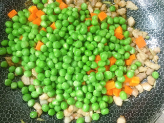 11、豌豆炒肉,放入青豌豆