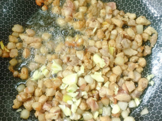 10、豌豆炒肉,放蒜末