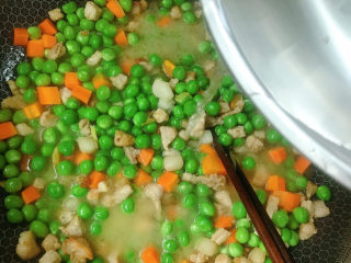 12、豌豆炒肉,加入少许清水