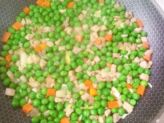 13、豌豆炒肉,盖上锅盖焖熟