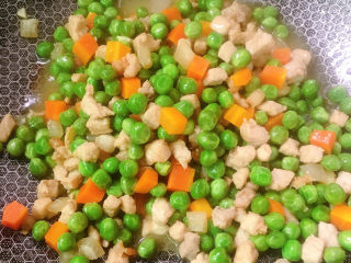 14、豌豆炒肉,放盐拌匀