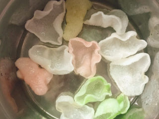 15、豌豆炒肉,锅中放油炸虾片。