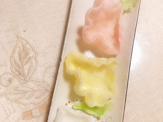 16、豌豆炒肉,炸好的虾片捞出摆盘