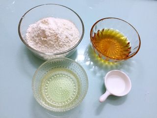 1、奶黄月饼,准备好所有的材料