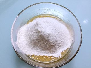 5、奶黄月饼,筛入中筋面粉