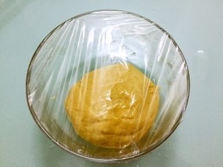 7、奶黄月饼,盖上保鲜膜放入冰箱冷藏1-2小时