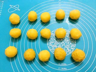 8、奶黄月饼,冷藏期间可以把奶黄馅分成25克为一份