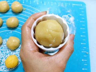 14、奶黄月饼,放入模具中