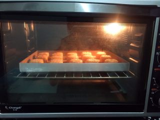 18、奶黄月饼,放入烤箱，上下火150度，中层烤5分钟定型