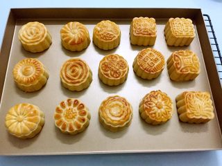 21、奶黄月饼,烤至表面金黄色取出晾凉后密封保存
