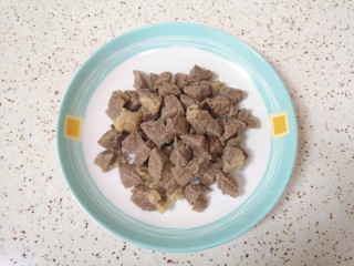 2、胡萝卜炖牛腩,锅里放水,加入1勺料酒,牛肉凉水入锅,焯水后冲洗干净备用。