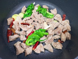 5、胡萝卜炖牛腩,下入牛肉翻炒均匀。