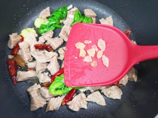 6、胡萝卜炖牛腩,放冰糖翻炒至融化。