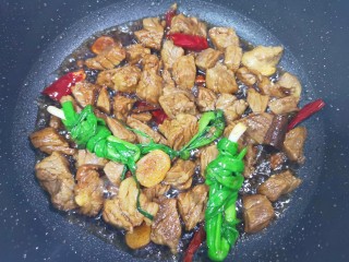 7、胡萝卜炖牛腩,放老抽、原味鲜酱油和一勺料酒,翻炒至料酒挥发。