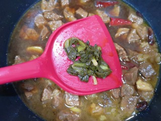 11、胡萝卜炖牛腩,90分钟以后,牛肉已经炖熟了,挑出小葱结不要。